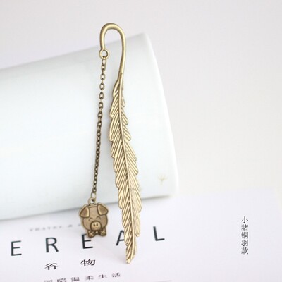 Senovinė plunksnų bronzinė metalinė žymė su metaline grandinėle Pakabukas Mokytojams Draugams Knygų Klubo Knygų Mėgėjams