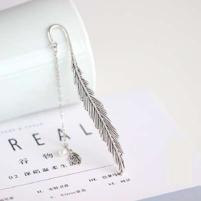 Senovinė plunksnų bronzinė metalinė žymė su metaline grandinėle Pakabukas Mokytojams Draugams Knygų Klubo Knygų Mėgėjams