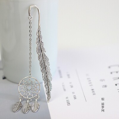 Senovinė plunksnų bronzinė metalinė žymė su metaline grandinėle Pakabukas Mokytojams Draugams Knygų Klubo Knygų Mėgėjams