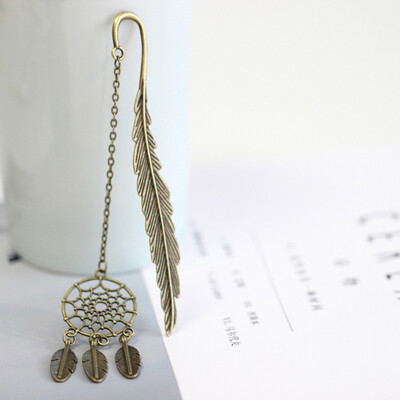 Senovinė plunksnų bronzinė metalinė žymė su metaline grandinėle Pakabukas Mokytojams Draugams Knygų Klubo Knygų Mėgėjams