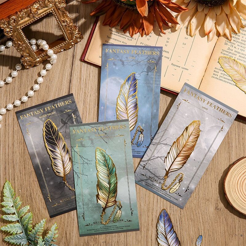 Senovinė plunksnų bronzinė metalinė žymė su metaline grandinėle Pakabukas Mokytojams Draugams Knygų Klubo Knygų Mėgėjams