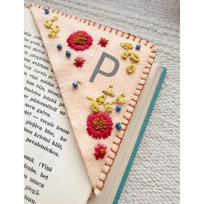 Semne de carte de colț brodate manual cu 26 de litere Semne de carte cu etichetă triunghiulară din pâslă Semne de carte pentru studenți Papetarie Rechizite de birou