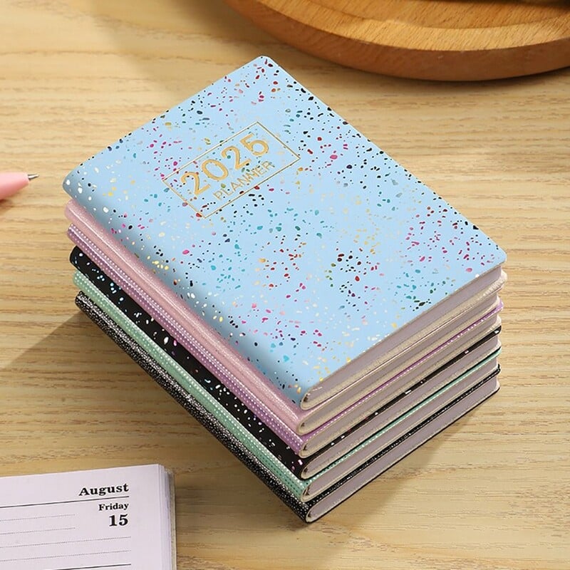 Nou 2025 A7 Agenda Book Mini Laser Daily Planner Caiet de buzunar Lista de activități Blocnotes în engleză cu calendar Rechizite de birou școlare