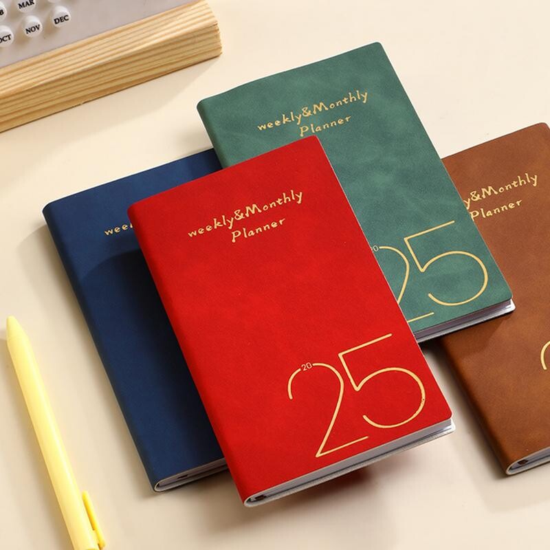 Piezīmju grāmatiņas darba kārtība 2025. gada plānotājs ikmēneša uzdevumu saraksts Piezīmju grāmatu žurnāla dienasgrāmata A6 kancelejas preces nedēļas plānotājs 365 dienu dienasgrāmatas piezīmju grāmatiņa