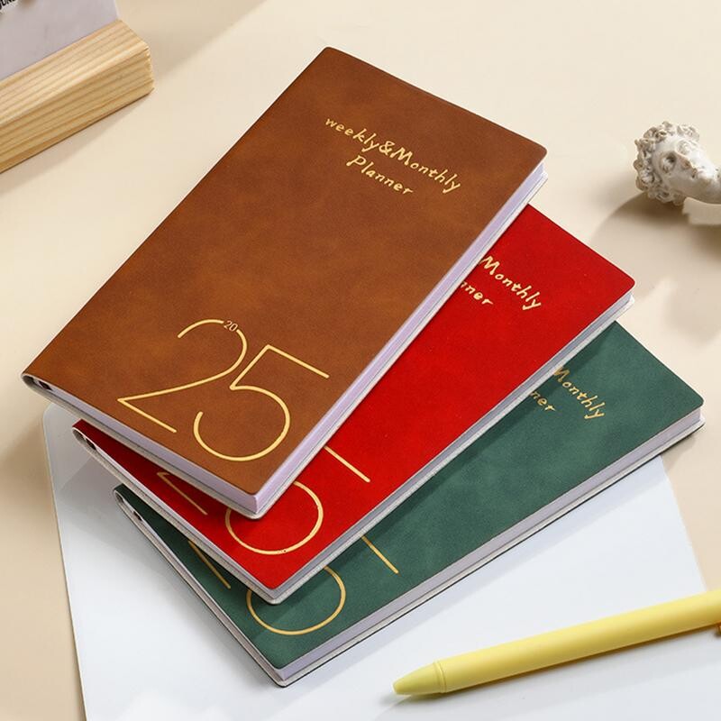 Piezīmju grāmatiņas darba kārtība 2025. gada plānotājs ikmēneša uzdevumu saraksts Piezīmju grāmatu žurnāla dienasgrāmata A6 kancelejas preces nedēļas plānotājs 365 dienu dienasgrāmatas piezīmju grāmatiņa