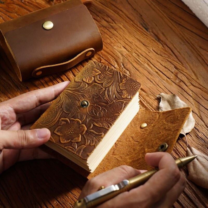 Ar rokām darināts govs ādas vāks Skiču grāmatiņa Vintage rakstīšanas DIY dienasgrāmata Piezīmju grāmatiņa Ādas Ceļotāju piezīmju grāmatiņas Grafiti