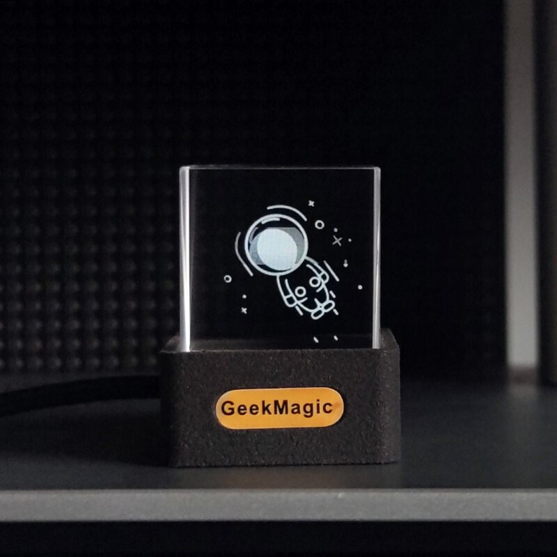 GeekMagic GIFTV Интелигентна метеорологична станция Цифров часовник с GIF анимации Албум Кристален куб Фото дисплей Холографски орнаменти