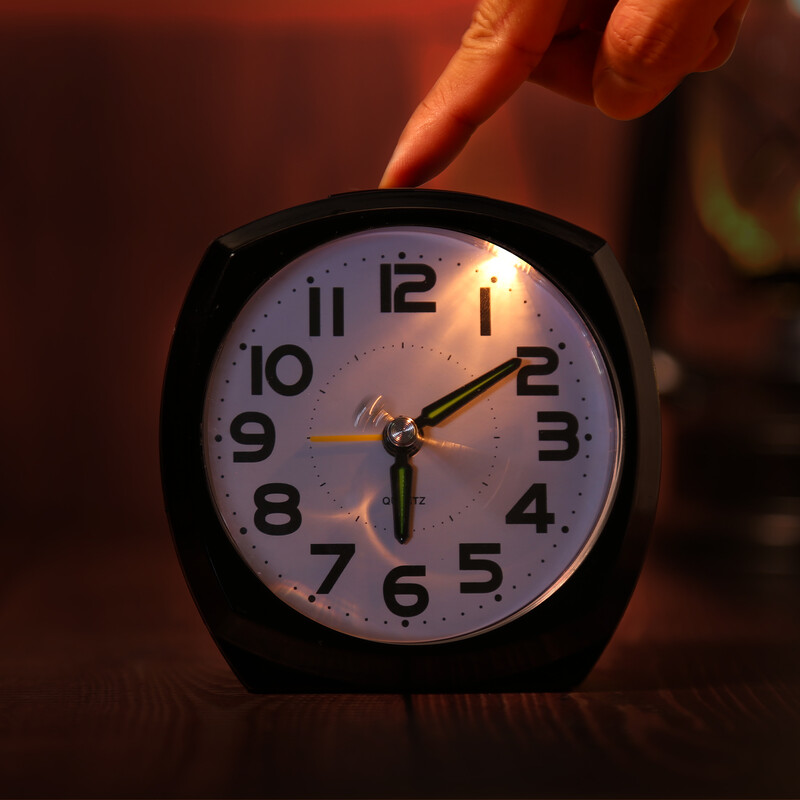 ORIA tihe budilice Analogne budilice za osobe koje spavaju bez otkucavanja Noćni sat sa svjetlom za spavaću sobu Uredski stol