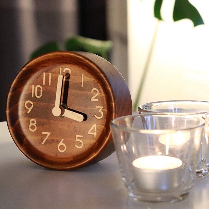 Ceas analog de masă și birou din lemn din pin autentic (întunecat) - Funcționează cu baterie cu mecanism precis silențios