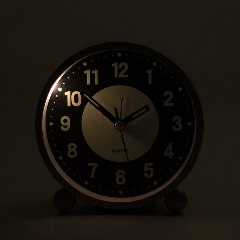 Ceas de dormitor care strălucește în întuneric Ceas de trezire, care funcționează cu baterii și fără tictaie, design modern Ceas silențios pentru dormitor