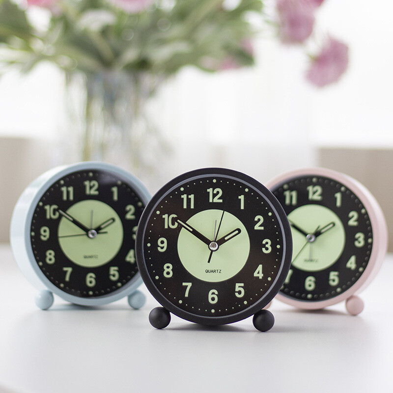 Ceas de dormitor care strălucește în întuneric Ceas de trezire, care funcționează cu baterii și fără tictaie, design modern Ceas silențios pentru dormitor