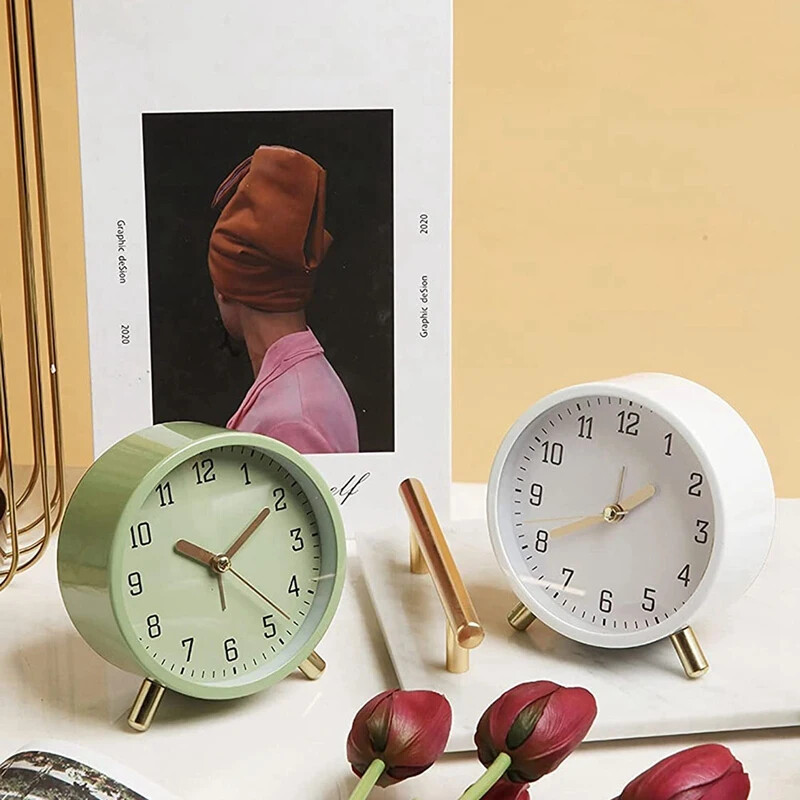 4-инчов безшумен кварцов настолен часовник с подсветка Европейски будилник с метална игла, захранван с батерии AA, часовник за спалня