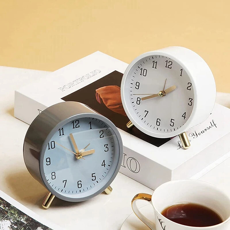 4-инчов безшумен кварцов настолен часовник с подсветка Европейски будилник с метална игла, захранван с батерии AA, часовник за спалня
