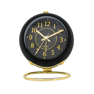 Ceas deşteptător analog minimalist cu arătător din aluminiu şi lumină de noapte. Ceas de birou cu cadru metalic. Decorație modernă pentru casă