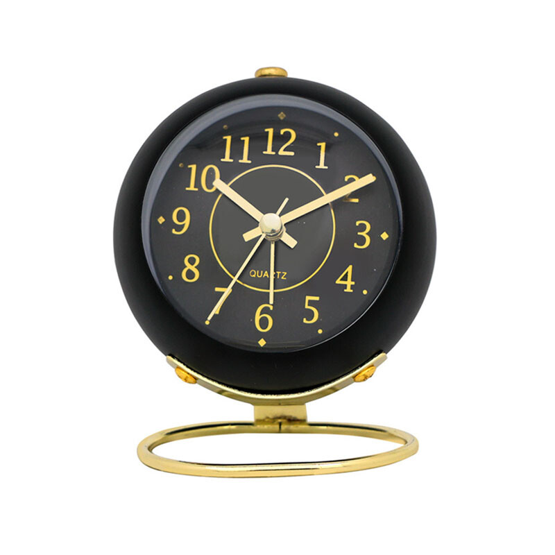 Ceas deşteptător analog minimalist cu arătător din aluminiu şi lumină de noapte. Ceas de birou cu cadru metalic. Decorație modernă pentru casă