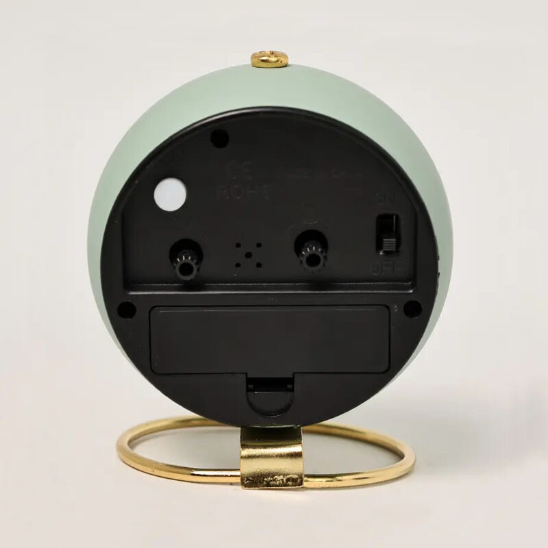 Ceas deşteptător analog minimalist cu arătător din aluminiu şi lumină de noapte. Ceas de birou cu cadru metalic. Decorație modernă pentru casă