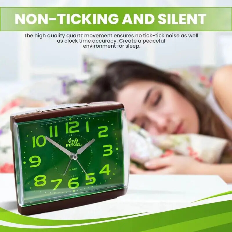 Šviečiantis žadintuvas, didelis ekranas, žymeklis, nutildytas, akumuliatorius, studentas mokosi žadintuvo darbalaukio papuošalai prie lovos namuose