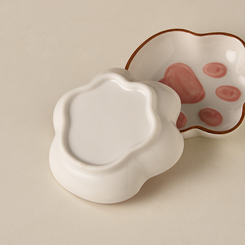 Керамични ястия с вкус, съдове за сос във формата на котешки нокът и малки купички с доматен сос