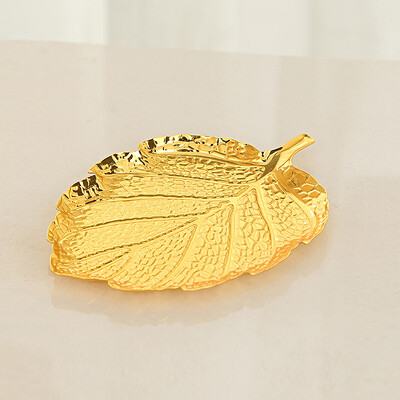 Златна чиния в европейски стил Тава с форма на листа Ястие Домашна чиния с плодове Чаени закуски Сушени плодове Снек чиния Сервираща тава Декорация