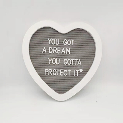 Kaimiškas medinis rėmas, širdies formos veltinio laiškų lenta su keičiamomis raidėmis pranešimų lenta, skirta kūdikiui