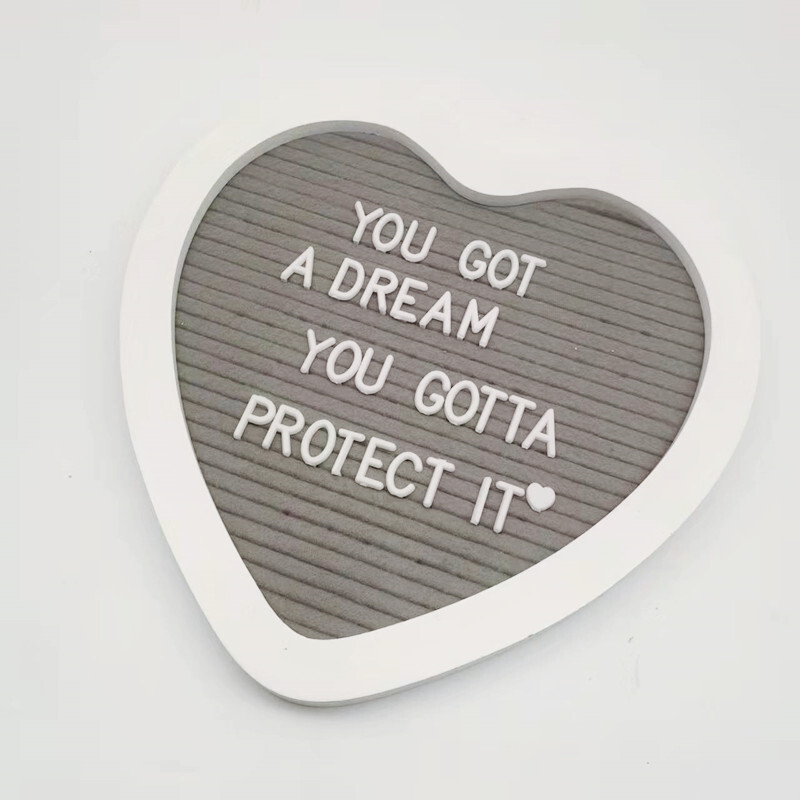 Kaimiškas medinis rėmas, širdies formos veltinio laiškų lenta su keičiamomis raidėmis pranešimų lenta, skirta kūdikiui