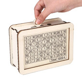 Drvena kasica prasica bijele boje s pultom, kutijom za uštedu novca, kasicom s golovima štednje i brojevima za štednju eura