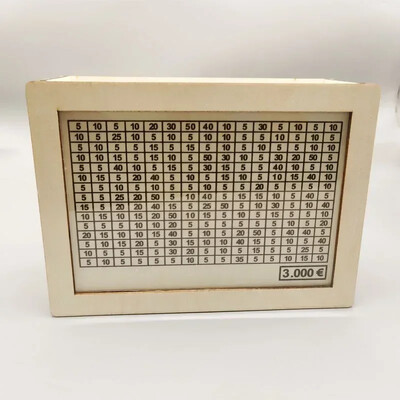 Drvena kasica prasica bijele boje s pultom, kutijom za uštedu novca, kasicom s golovima štednje i brojevima za štednju eura