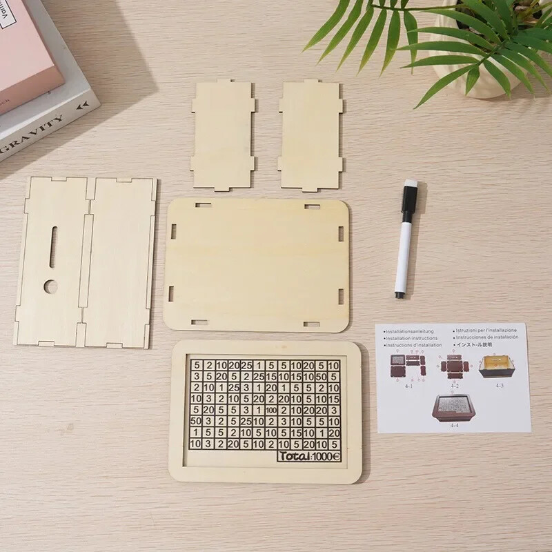 Drvena kasica prasica bijele boje s pultom, kutijom za uštedu novca, kasicom s golovima štednje i brojevima za štednju eura