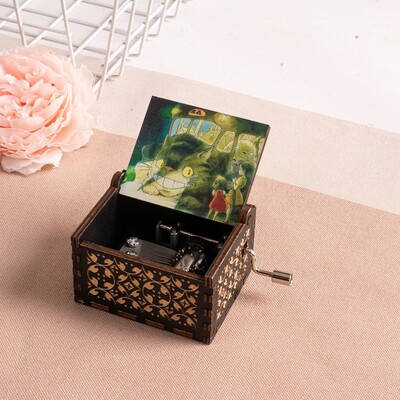Puidust maalitud muusikakast, Totoro muusikakingitus, ornament, kerge luksuslik puidust käsitsi väntatav muusikakast
