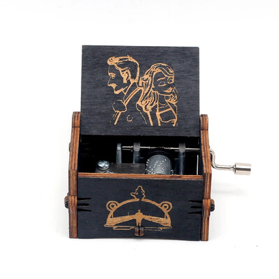 Anime Attack on Titan Merry Christmas Music Box Queen Wood Hand Crank Music Box Halloweeni sõbrapäeva kingitus uusaasta kingitus