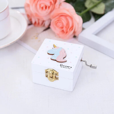 Loominguline ükssarviku puidust muusikakarp Käsitsi väntatavate tüdrukute ehted Muusikakarp Mänguasjade Lapse mängukarp Spetsiaalne suveniiride kinkekarp