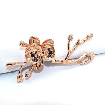 4 бр. Пръстени за салфетки Plum Blossom Пръстени за салфетки Plum Red Black White Flower Държач за салфетки за сватба Хелоуин Baby Shower декорация на маса ERM84