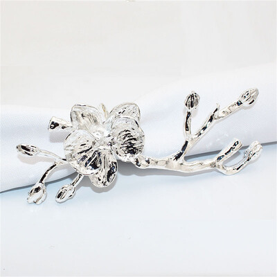 4 бр. Пръстени за салфетки Plum Blossom Пръстени за салфетки Plum Red Black White Flower Държач за салфетки за сватба Хелоуин Baby Shower декорация на маса ERM84