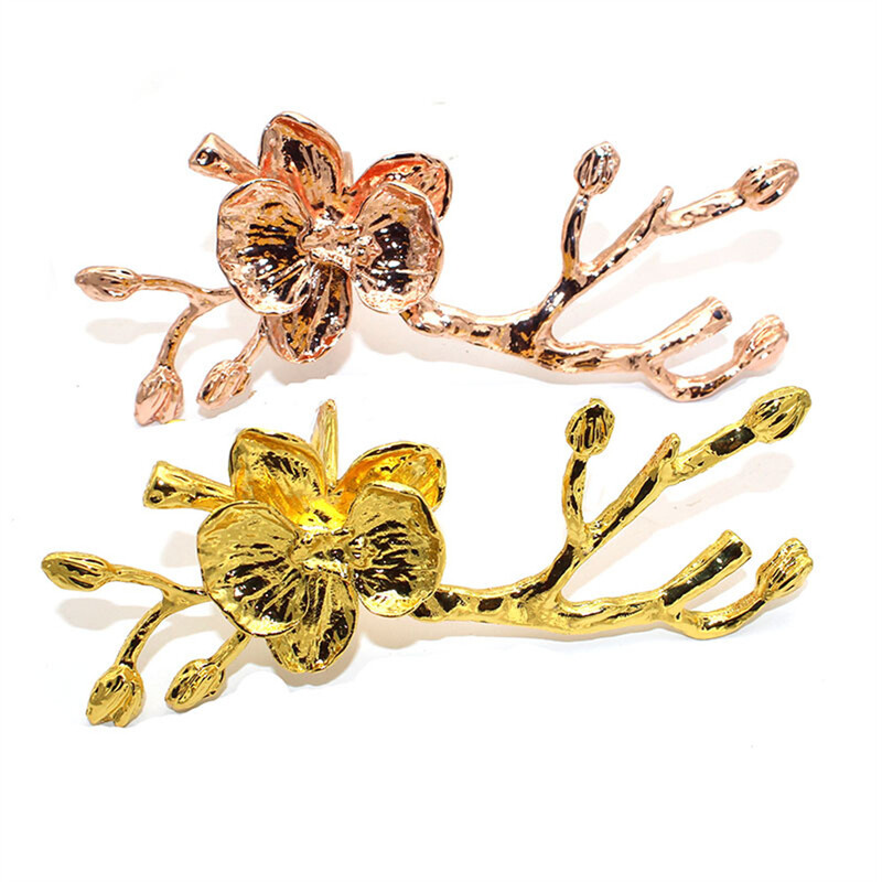 4 бр. Пръстени за салфетки Plum Blossom Пръстени за салфетки Plum Red Black White Flower Държач за салфетки за сватба Хелоуин Baby Shower декорация на маса ERM84