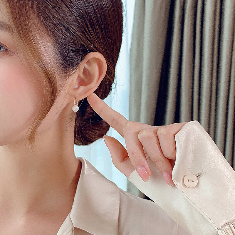 Jednostavne naušnice od slatkovodnih bisera, moderan dizajn, francuski stil, moderni biseri s posebnim oblikovanim cipelama s visokom petom Internetske naušnice slavnih