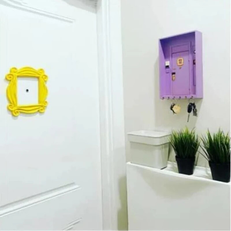 TV prijatelji Isti stil Vrata Ključ Kuka Polica Ljubičasta ulazna vrata Monicin okvir vrata Zidni organizator Dekoracija za ljubitelje TV emisija