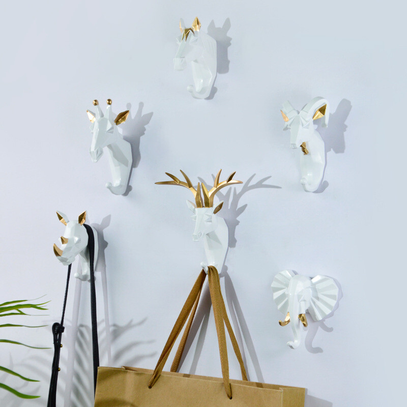 Mūsdienu brieža galva, dzīvnieka āķis, piekarināms apģērbs, cepure, šalle, atslēga, briežu ragi, pakaramais, sienas degunradžu rags.