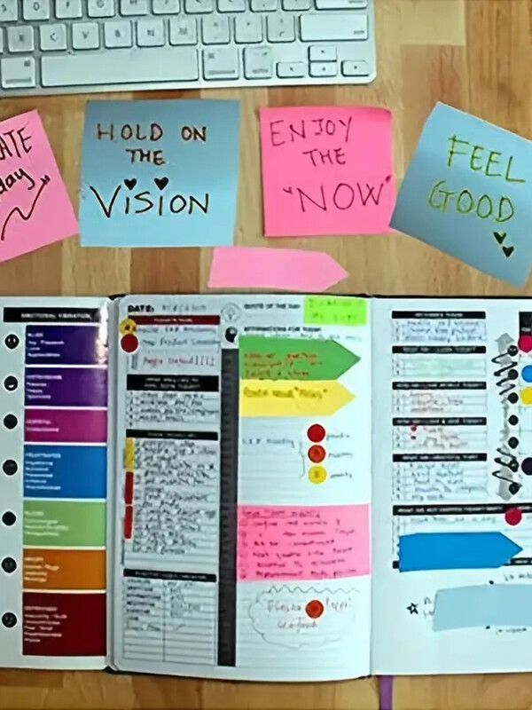 1 set šarenih praktičnih naljepnica Organizacija Set naljepnica u više boja Kožna kutija za pakiranje Kalendar 2024. i više