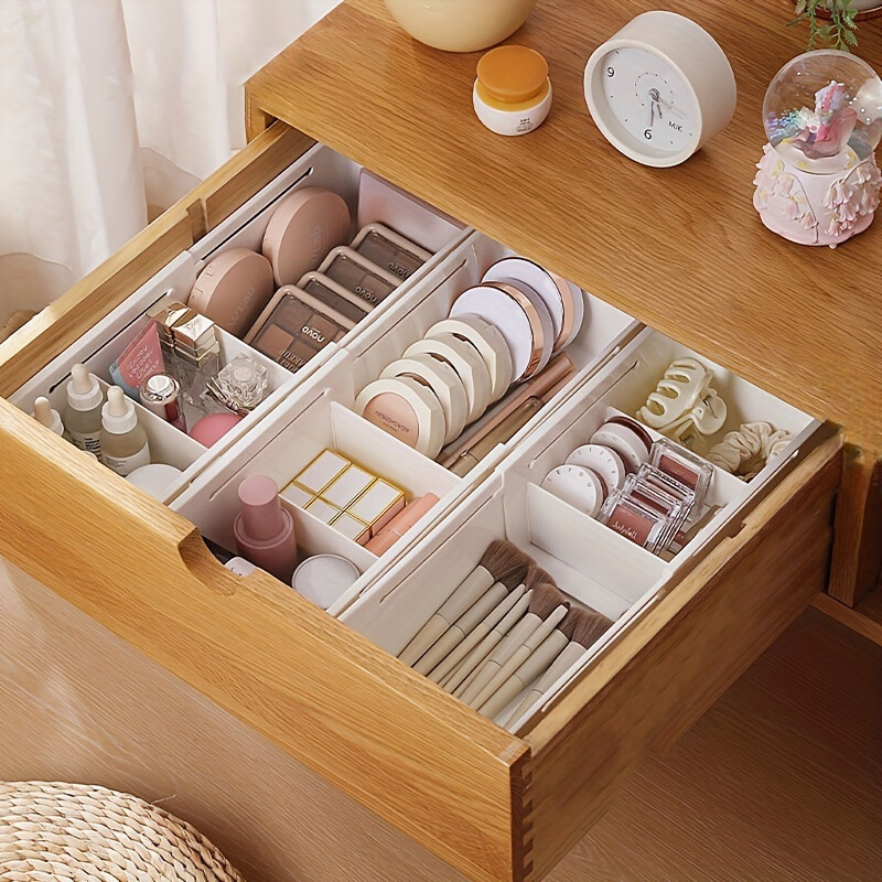 Išplečiamas stalčių laikiklis – specialiai sukurtas kosmetikai ir lūpų dažams laikyti, su išplečiamais skyreliais.