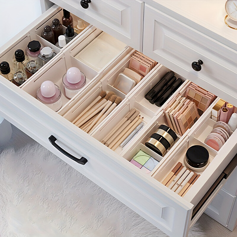 Išplečiamas stalčių laikiklis – specialiai sukurtas kosmetikai ir lūpų dažams laikyti, su išplečiamais skyreliais.