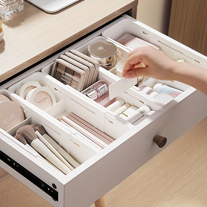 Išplečiamas stalčių laikiklis – specialiai sukurtas kosmetikai ir lūpų dažams laikyti, su išplečiamais skyreliais.