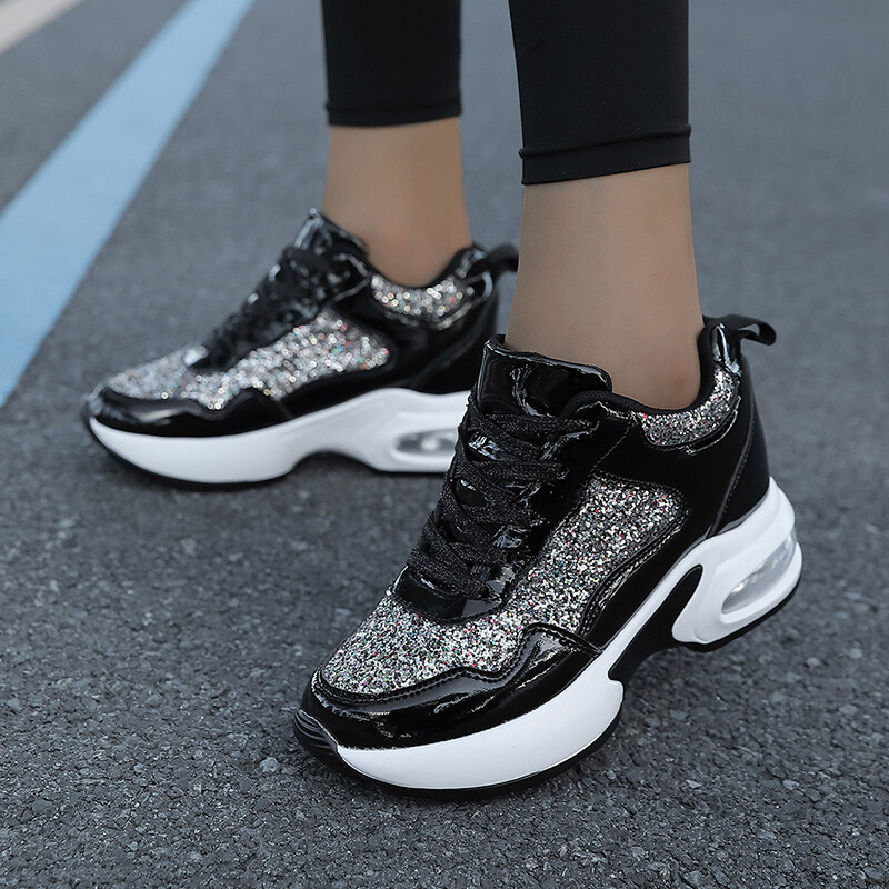 Ženska svjetlucava sportska obuća za povećanje visine blokirana bojom je prozračna, udobna, koja apsorbira udarce i ležerna sportska obuća