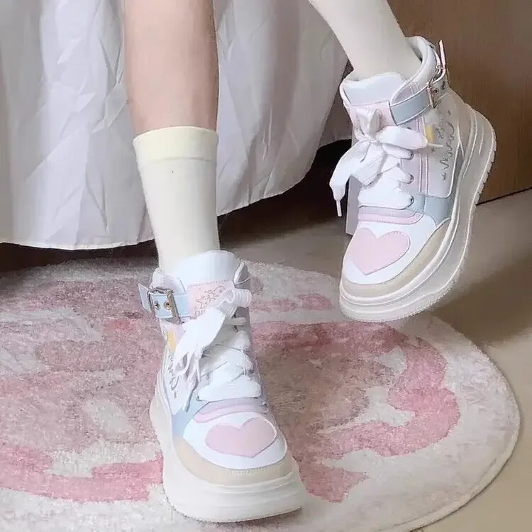 NOI pantofii Lolita în stil campus 2024 sunt drăguți și dulci, pantofi care măresc înălțimea cu talpă groasă de toamnă și iarnă.