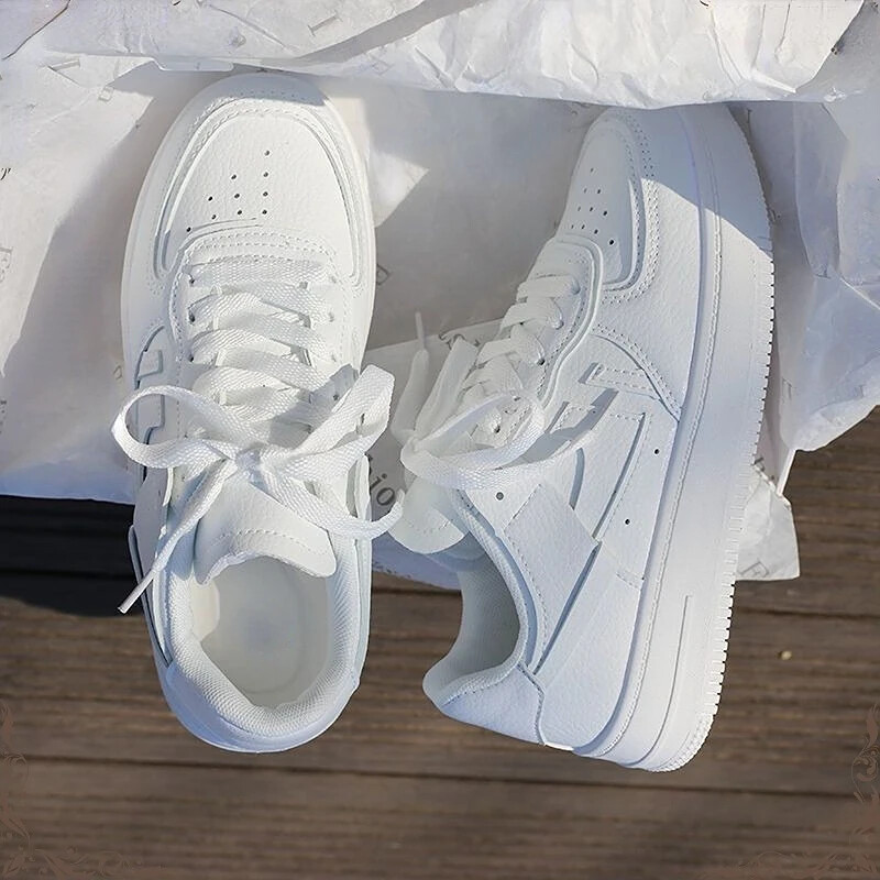 Novopristigle ženske sportske cipele Modne proljetne ležerne vulkanizirane cipele Nove udobne bijele ženske cipele s debelim potplatom