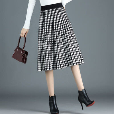 Toamnă și iarnă, tricotată cu picior de gală, plisată, elastică, clasică, linie A, lejeră, cu talie înaltă, o fustă ocazională pentru navetiști.