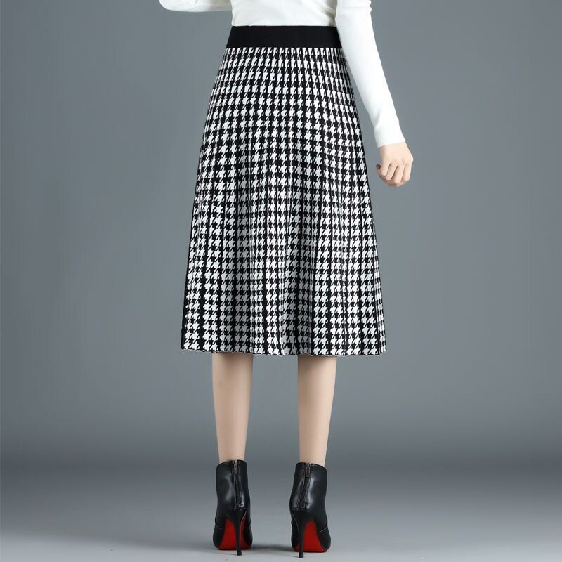 Toamnă și iarnă, tricotată cu picior de gală, plisată, elastică, clasică, linie A, lejeră, cu talie înaltă, o fustă ocazională pentru navetiști.