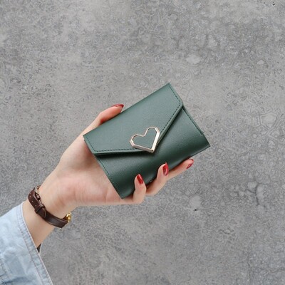 Novi kratki ženski novčanici iz 2022. Kpop slatki mali ženski novčanik od PU kože s graviranjem imena, u obliku srca, tanka, jednostavna ženska torbica