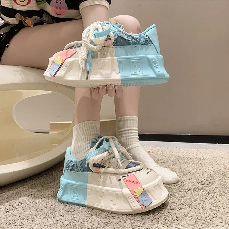 Kawaii biezs apakšas biskvīta kūka biezs apakšas sieviešu dēļu apavi Jaunas modes dēļu apavi gaišas krāsas neglīts lielas galvas sporta apavi