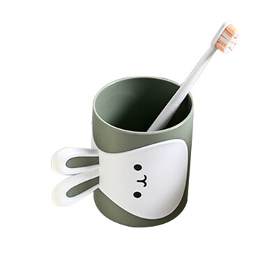 Copiii se spală pe dinți, beau pahar cu apă, iepure drăguț de desene animate, acasă zilnic, cămin studențesc, clătiți gura paharul clătiți gura cu