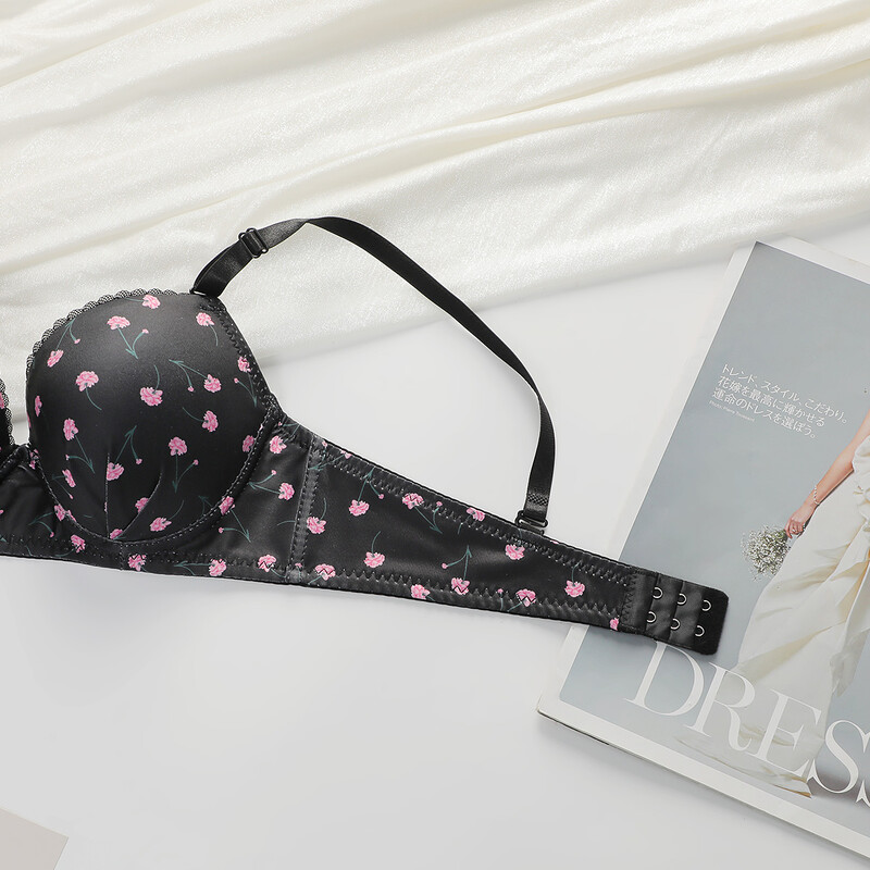 Divdaļīgs sieviešu apakšveļas komplekts ar ziedu apdruku, 3/4 krūzes kapuci, saliktu un atbilstošu trīsstūrveida apakšveļu Sexy LingerieA2169